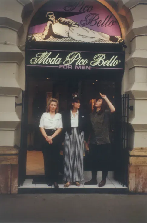 Az üzlet bejárata a Moda Pico Bello for men felirattal, 1990