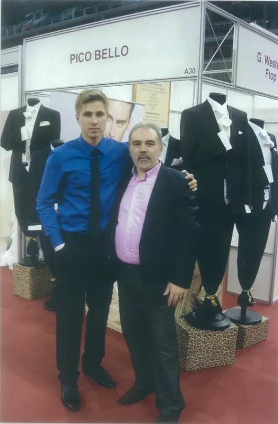 A két tulajdonos, apa és fia a kiállítási standon, 2014