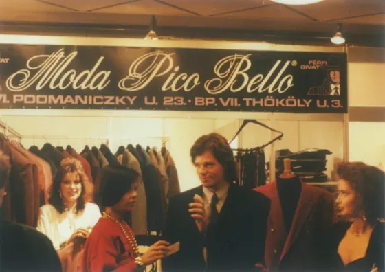 Kiállítási stand a Moda Pico Bello táblájával és ruhásállványokkal, 1991