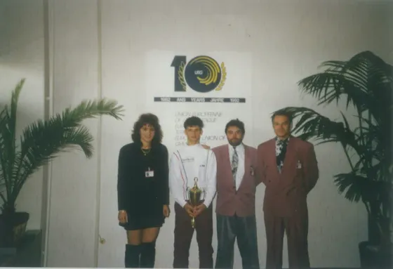 Csoportkép az Európa-bajnokság emblémája előtt, 1992