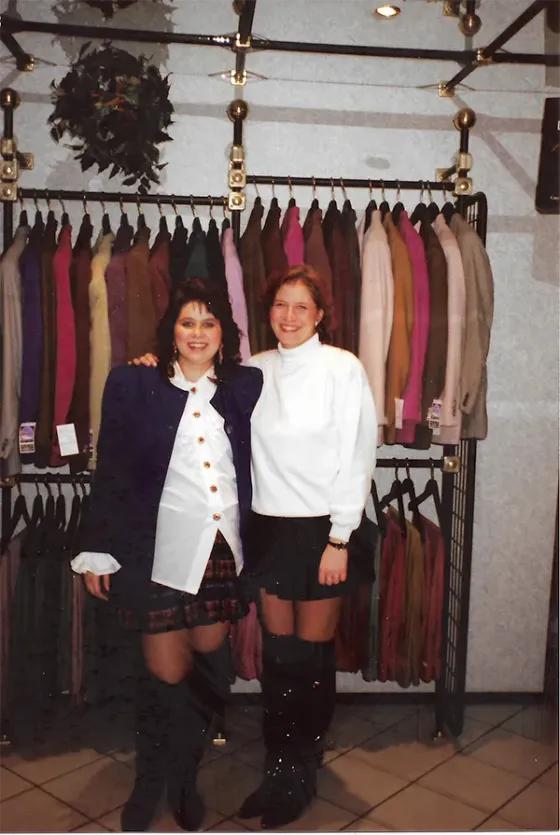 Két modell színes öltönyök állványa előtt, 1997