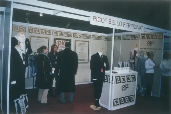 A Pico Bello férfidivat standja az esküvői kiállításon, 2004