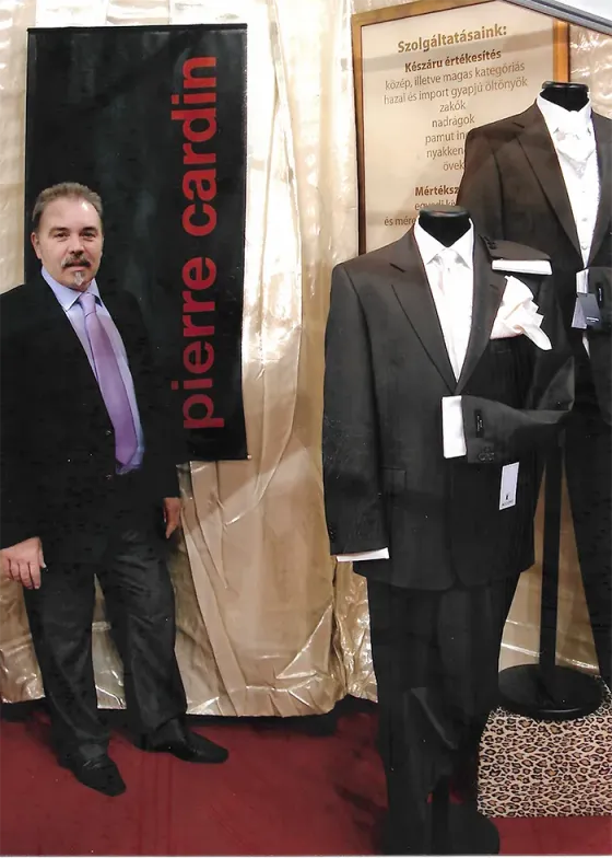 Az alapító a Pierre Cardin molinó és egy öltönyös próbabábu mellett, 2005